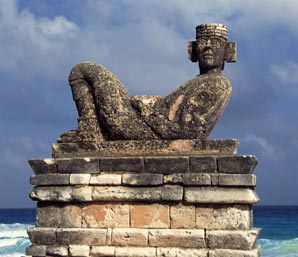 Maya Statue am Chac Near Beach